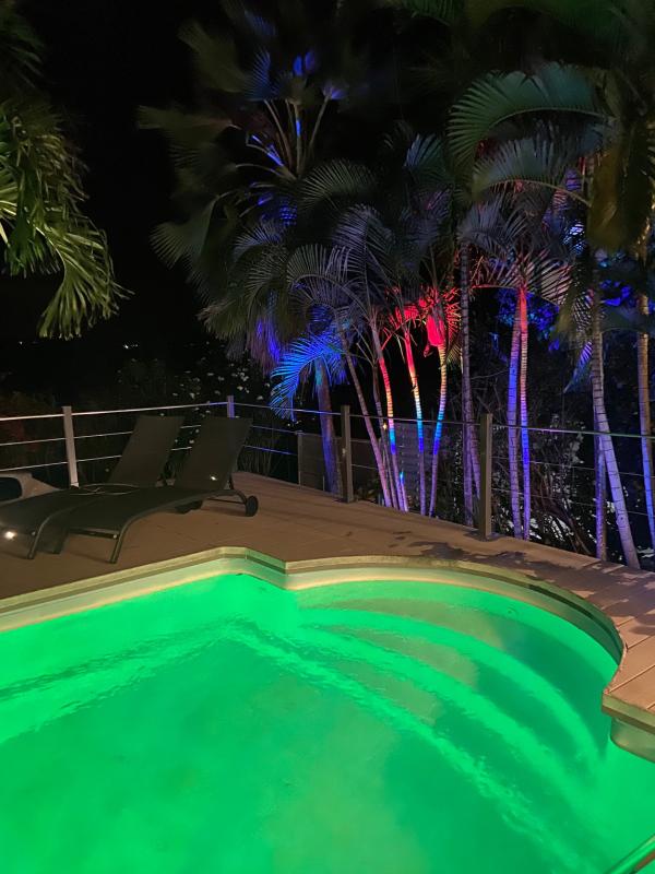 Location-villa-sainte-anne-martinique-piscine de nuit